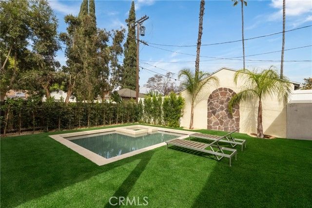 5525 Carpenter Avenue, Valley Village, CA 91607