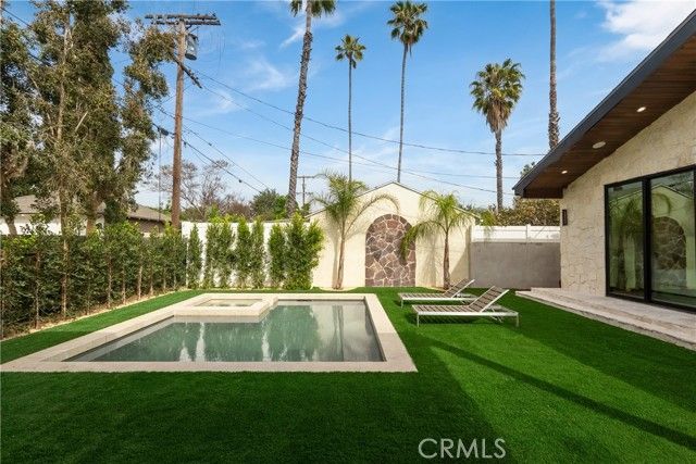 5525 Carpenter Avenue, Valley Village, CA 91607