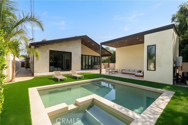 5525 Carpenter Avenue, Valley Village, CA 91607