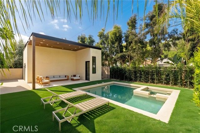 5525 Carpenter Avenue, Valley Village, CA 91607