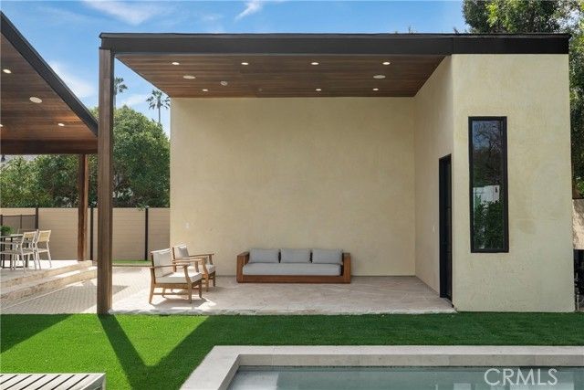 5525 Carpenter Avenue, Valley Village, CA 91607