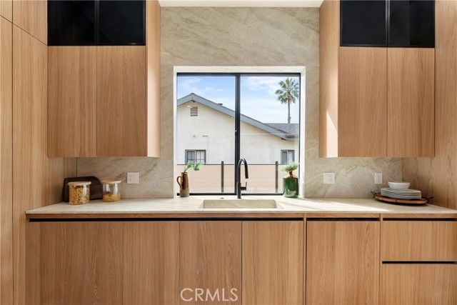 5525 Carpenter Avenue, Valley Village, CA 91607