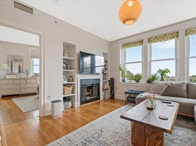 2025 Commonwealth Avenue 5, Boston, MA 02135