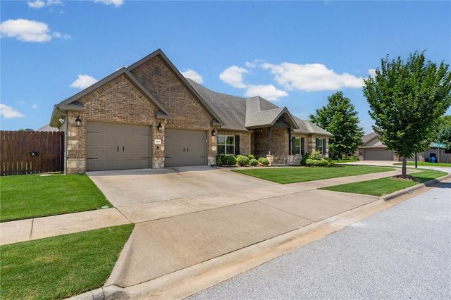 5819 W Cane Hill Drive, Fayetteville, AR 72704