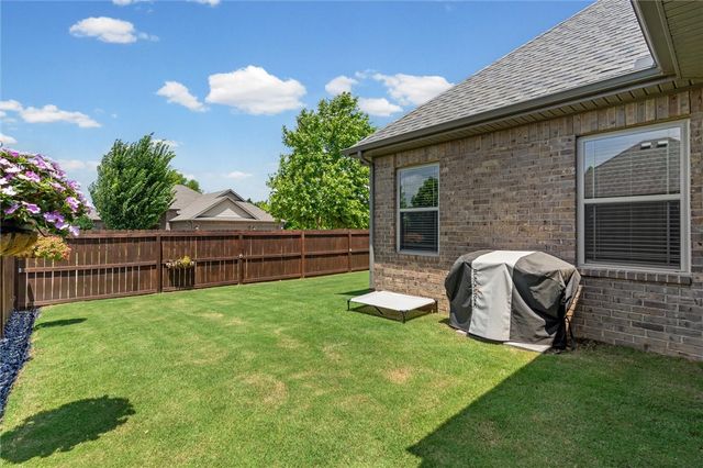 5819 W Cane Hill Drive, Fayetteville, AR 72704