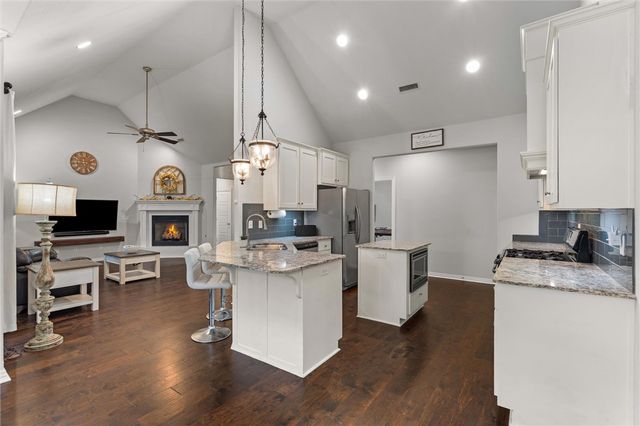 5819 W Cane Hill Drive, Fayetteville, AR 72704