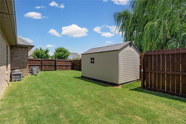 5819 W Cane Hill Drive, Fayetteville, AR 72704
