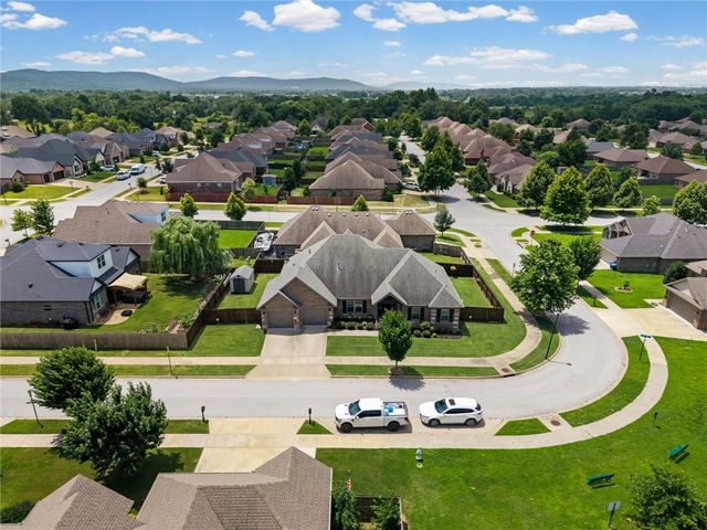 5819 W Cane Hill Drive, Fayetteville, AR 72704