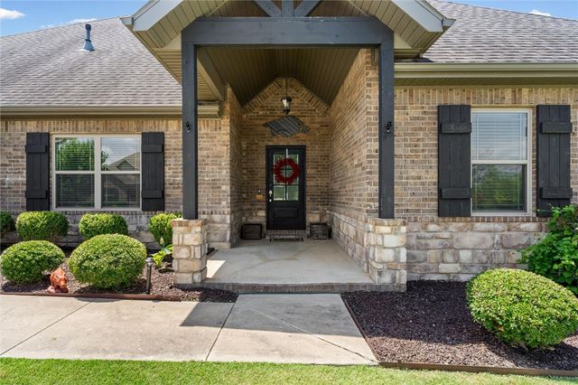 5819 W Cane Hill Drive, Fayetteville, AR 72704