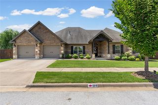 5819 W Cane Hill Drive, Fayetteville, AR 72704