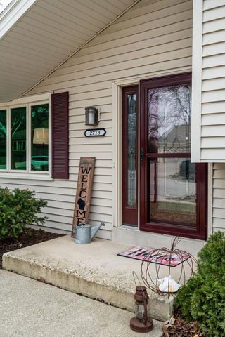 2713 Lancaster DRIVE, Waukesha, WI 53188
