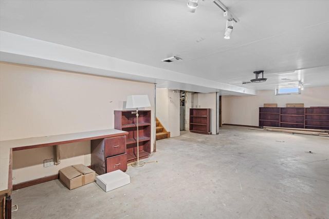 2911 N 82nd STREET, Milwaukee, WI 53222