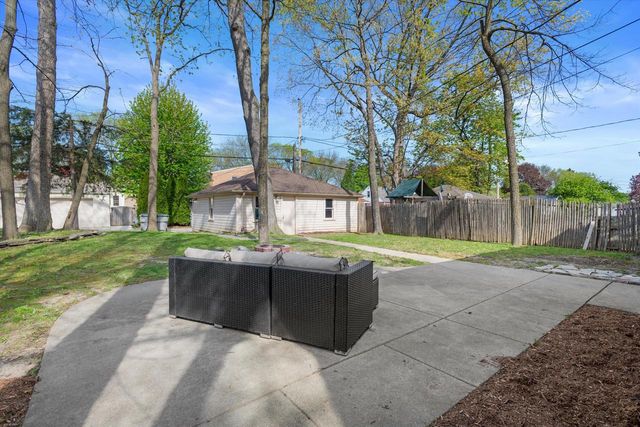 2911 N 82nd STREET, Milwaukee, WI 53222