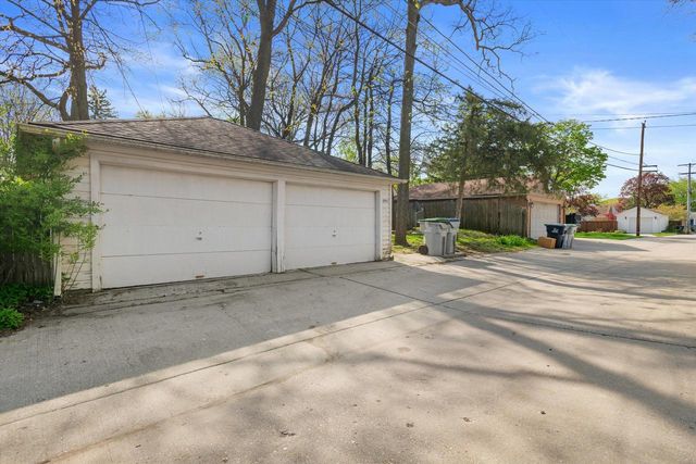 2911 N 82nd STREET, Milwaukee, WI 53222