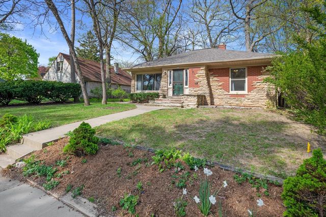 2911 N 82nd STREET, Milwaukee, WI 53222