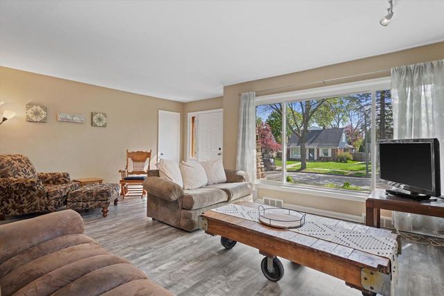 2911 N 82nd STREET, Milwaukee, WI 53222