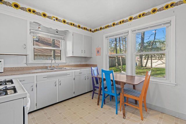 2911 N 82nd STREET, Milwaukee, WI 53222