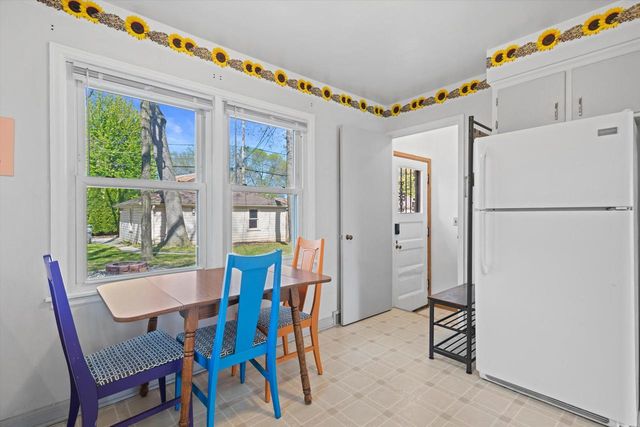 2911 N 82nd STREET, Milwaukee, WI 53222