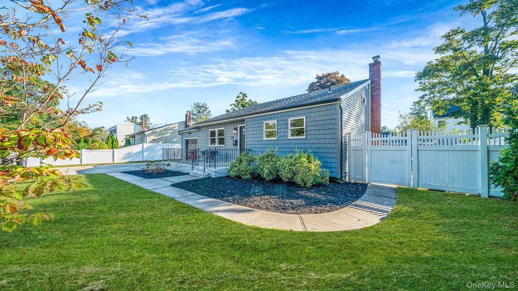 29 Edgewater Avenue, Bayport, NY 11705 — photo 3