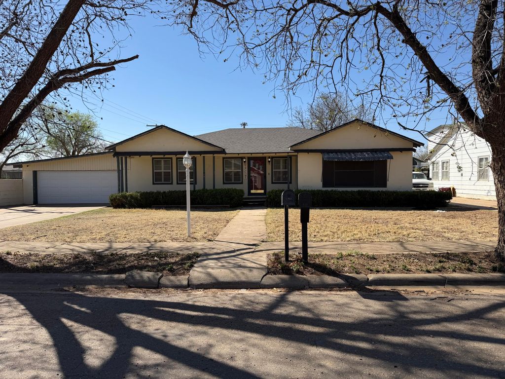 1613 N 3rd Street, Tahoka, TX 79373