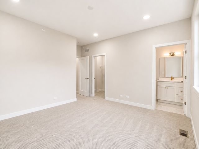 186 N East River Road, Des Plaines, IL 60016