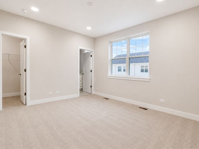 186 N East River Road, Des Plaines, IL 60016