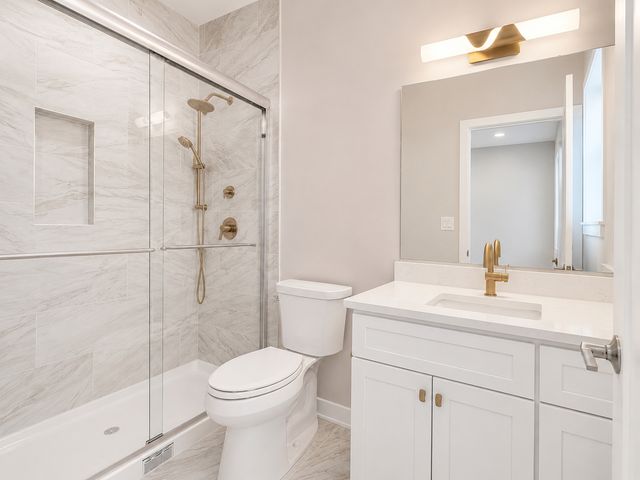 186 N East River Road, Des Plaines, IL 60016