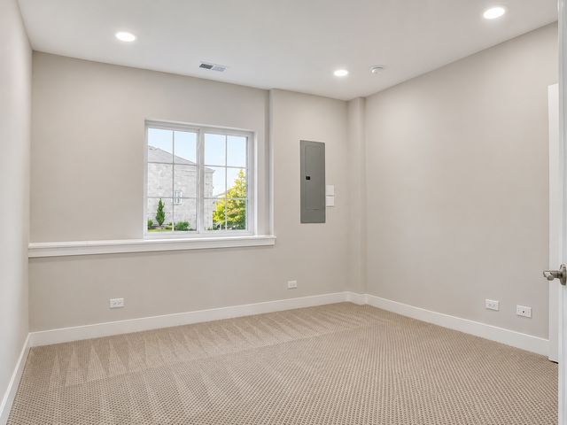186 N East River Road, Des Plaines, IL 60016