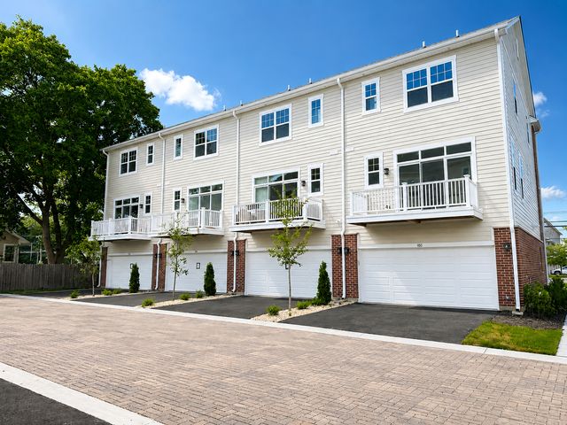 186 N East River Road, Des Plaines, IL 60016