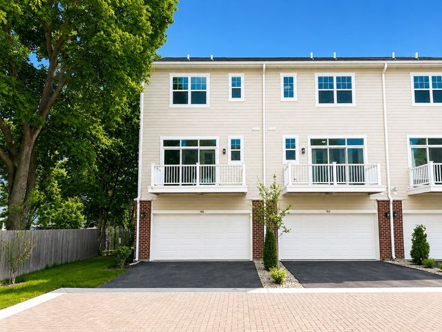 186 N East River Road, Des Plaines, IL 60016