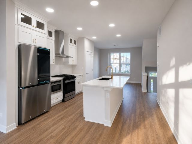 186 N East River Road, Des Plaines, IL 60016