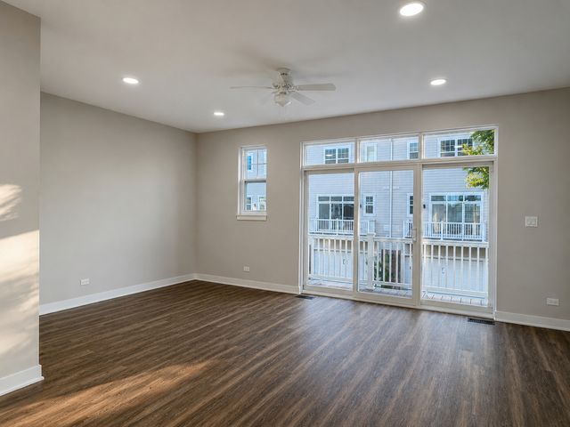 186 N East River Road, Des Plaines, IL 60016