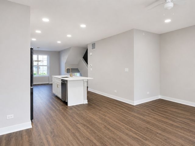 186 N East River Road, Des Plaines, IL 60016