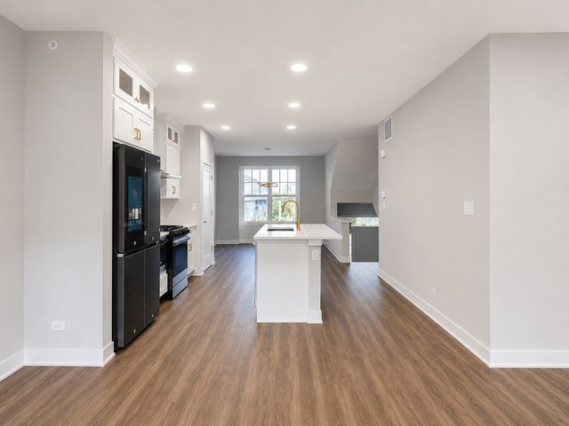 186 N East River Road, Des Plaines, IL 60016