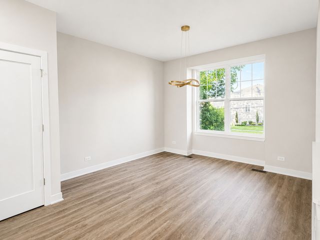 186 N East River Road, Des Plaines, IL 60016