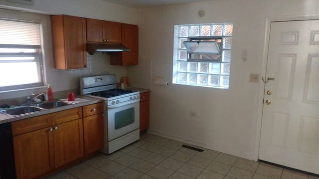 6104 N Oakley Avenue, Chicago, IL 60659