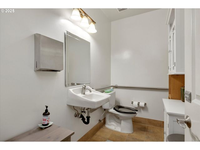 835 N MAIN Ave, Gresham, OR 97030