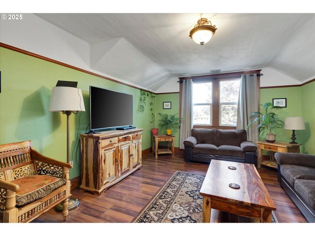 835 N MAIN Ave, Gresham, OR 97030