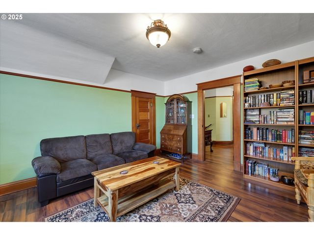 835 N MAIN Ave, Gresham, OR 97030