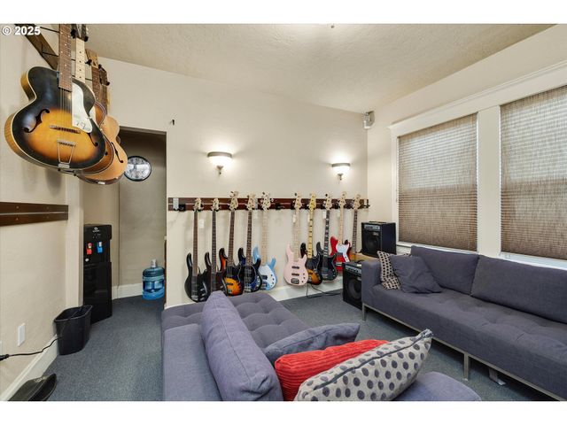 835 N MAIN Ave, Gresham, OR 97030