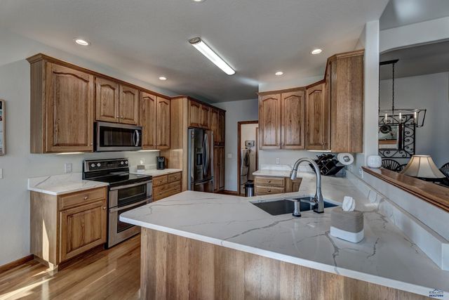 6828 MUIRFIELD DR, Rapid City, SD 57702