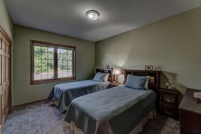 6828 MUIRFIELD DR, Rapid City, SD 57702