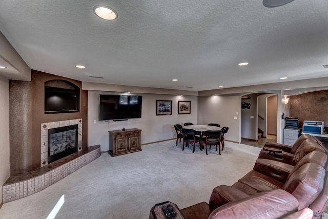 6828 MUIRFIELD DR, Rapid City, SD 57702