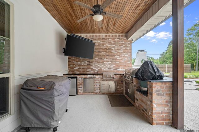 8242 Wildwood Dr, Denham Springs, LA 70706