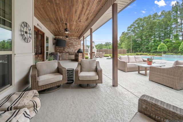 8242 Wildwood Dr, Denham Springs, LA 70706