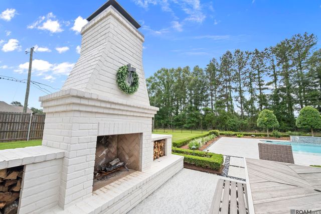 8242 Wildwood Dr, Denham Springs, LA 70706