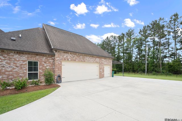 8242 Wildwood Dr, Denham Springs, LA 70706