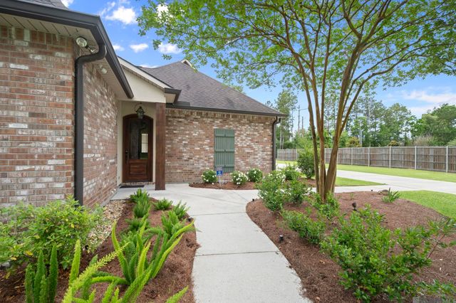 8242 Wildwood Dr, Denham Springs, LA 70706