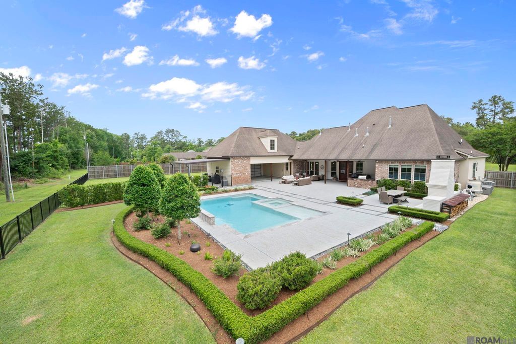 8242 Wildwood Dr, Denham Springs, LA 70706