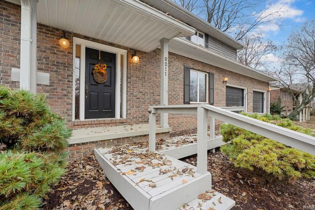 8211 Yorkridge Drive, Newburgh, IN 47630